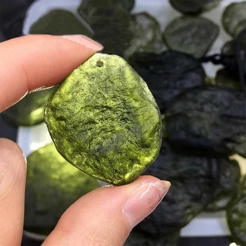 1pc Natural Crystal Stone Irregular Shaped Moldavite Impact Glass Stone Green Energy Stones Room Decoration Accessories